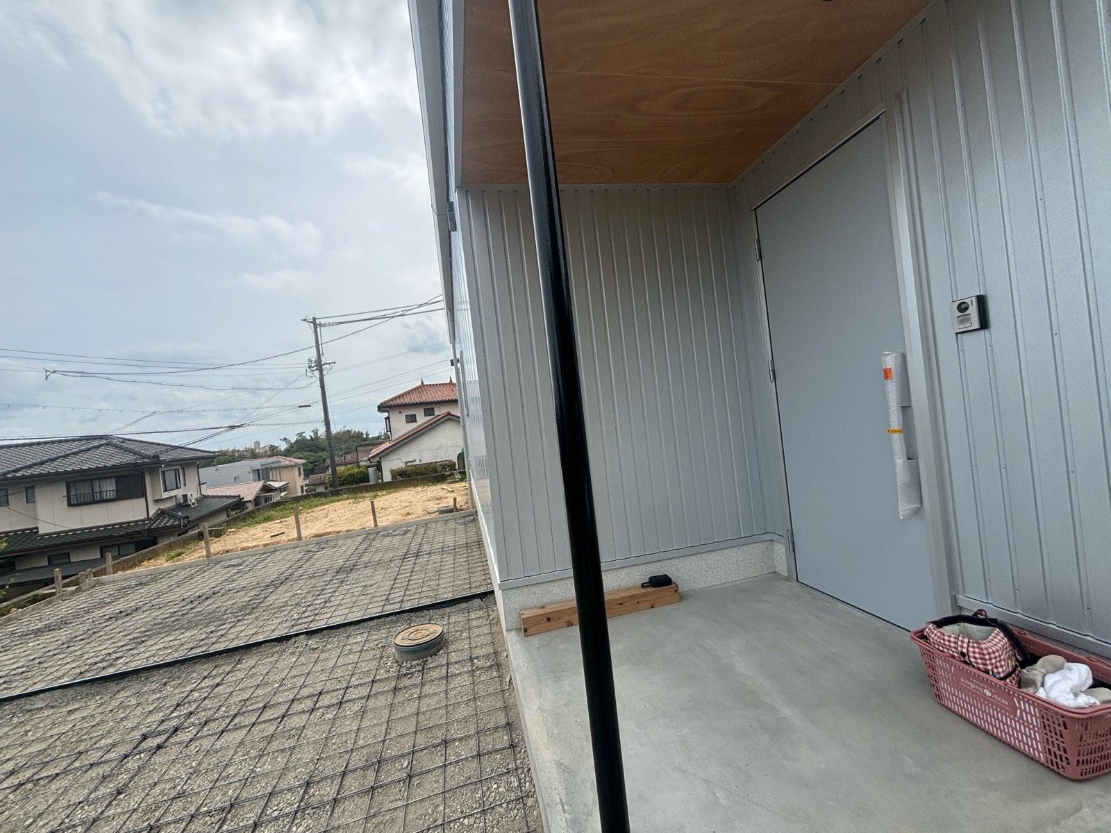 津市 外構塗装 ブラック仕上げ 門柱塗装中