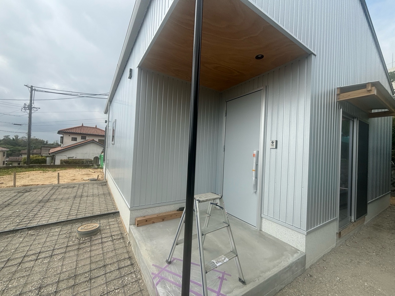 津市 門柱塗装 完成写真 ブラック外構