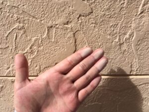 津市で外壁塗装前に確認したいチョーキング現象の写真