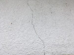 津市の外壁塗装前に確認したい外壁のひび割れ症状
