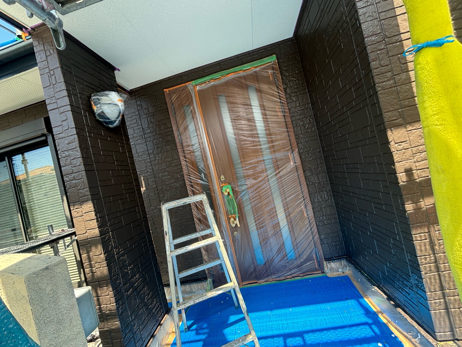 津市H様邸の濃いブラウンを使用した外壁上塗り作業