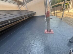 津市H様邸の下屋屋根上塗り作業