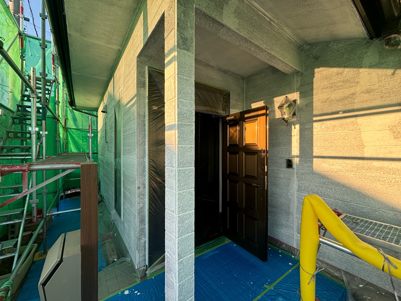 鈴鹿市K様邸 塗装前の養生作業の様子