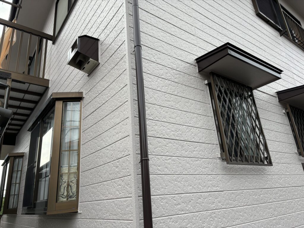 鈴鹿市の外壁・屋根塗装｜ローズグレイ×バーガンディの完成事例 【K様邸】