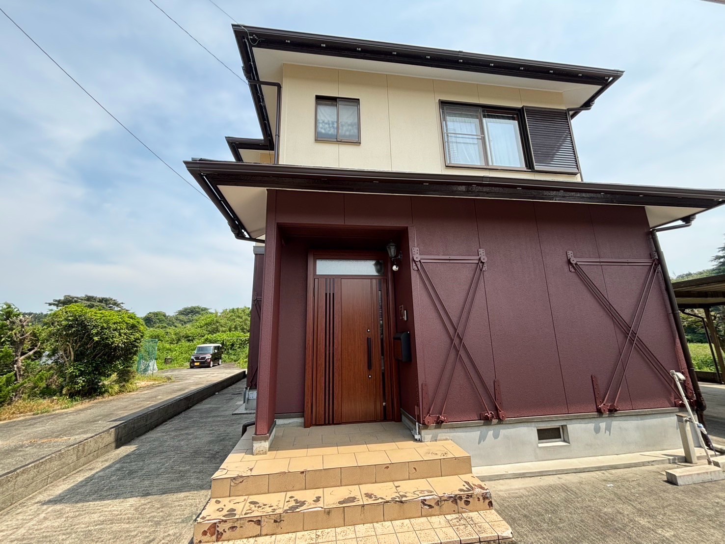津市M様邸の外壁塗装工事が完了し、ツートンカラーで仕上げた美しい完成後の全景写真