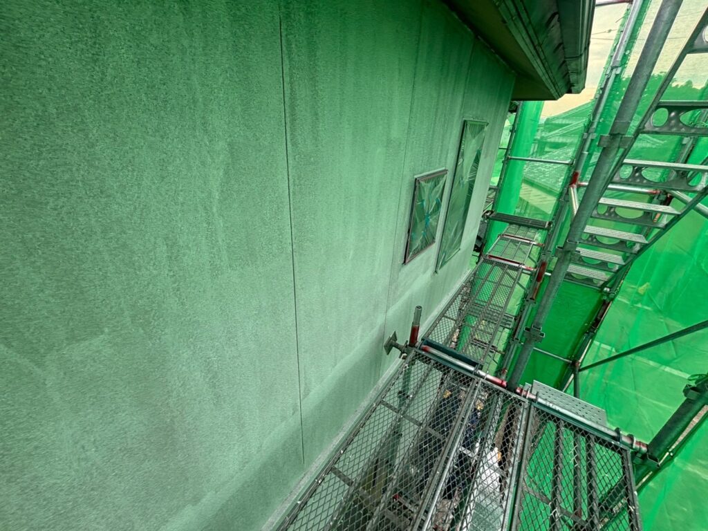③【津市のM様邸 外壁塗装工事｜シーリング完了後、いよいよ下塗り作業スタート！】