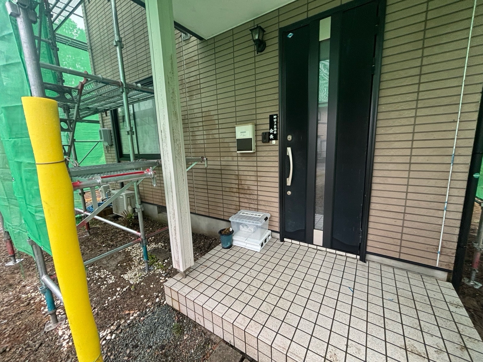 津市の外壁塗装前の玄関まわり