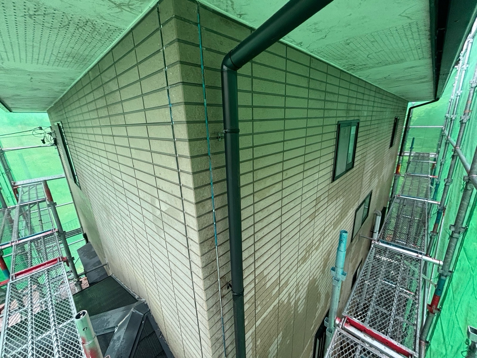 津市の外壁塗装前の建物側面