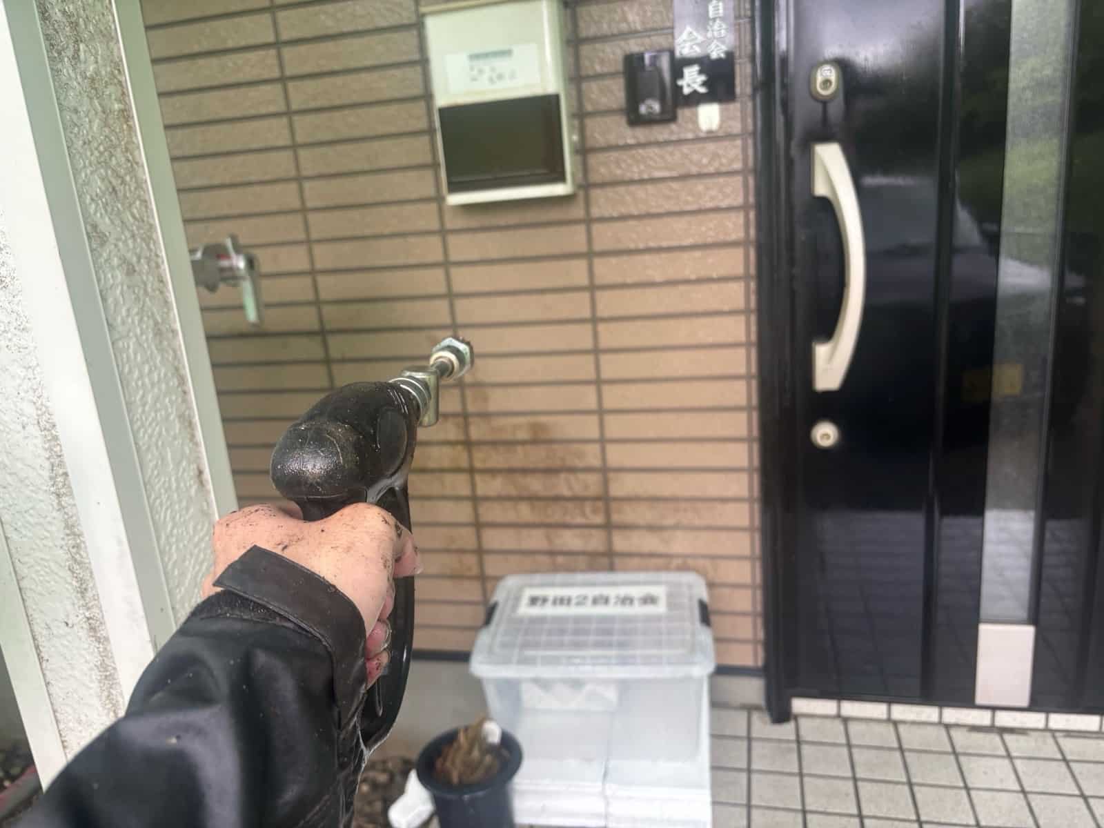 津市の外壁塗装で玄関まわりを高圧洗浄している様子