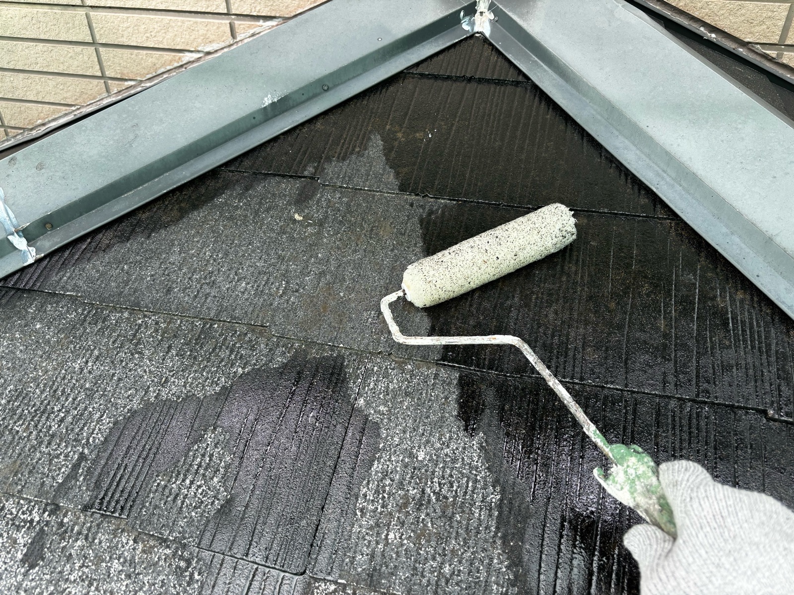 津市のスレート屋根下塗り作業