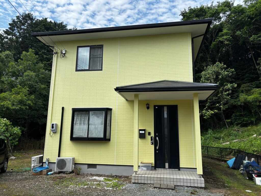 津市の外壁・屋根塗装完成｜レモン色とセピアブラウンの外観【 I様邸】