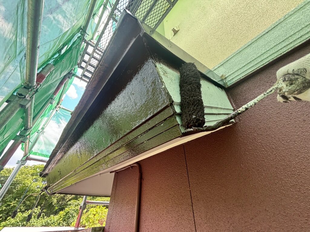 【津市のM様邸 外壁塗装工事⑤｜破風板・幕板の付帯部塗装も丁寧に仕上げます！】