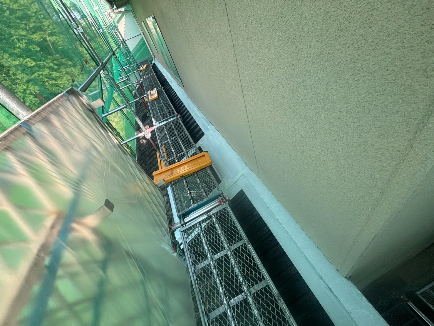 津市 S様邸 外壁塗装 養生作業中 窓やサッシを丁寧に保護