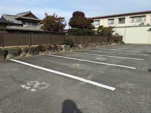 駐車場の白線が新しく塗られている。舗装整備の施工後